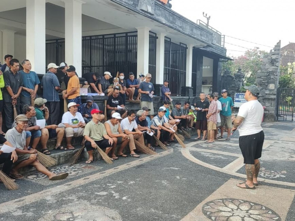 Gotong Royong Antar Warga di Banjar Bhineka Nusa Kauh